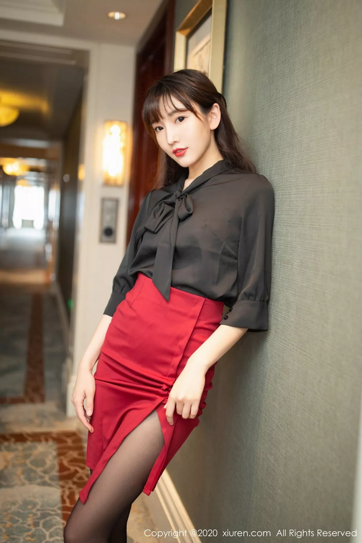 秀人集.com_[XiuRen秀人网]No.2498_嫩模陆萱萱乌镇+太湖旅拍制服OL主题红色内衣配黑丝裤袜诱惑写真82P