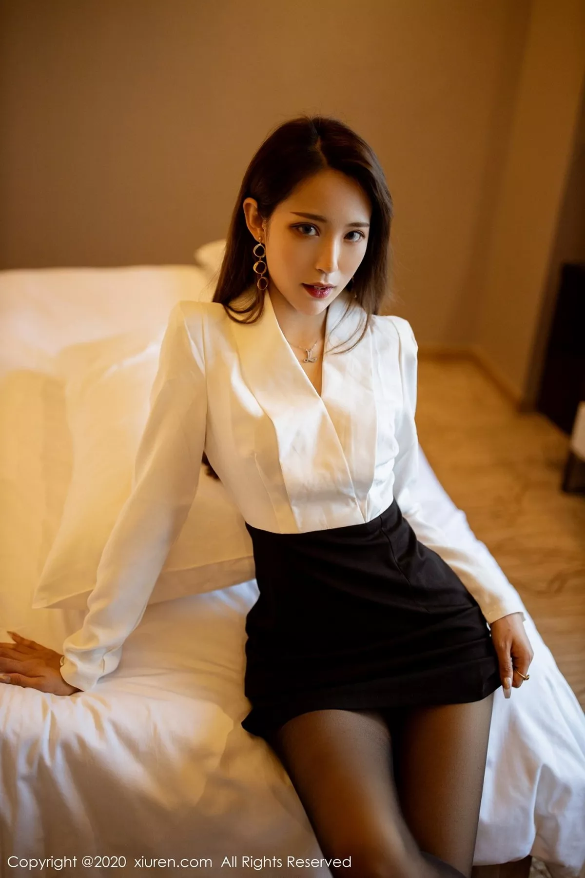 秀人集.com_[XiuRen秀人网]No.2662_模特周慕汐fairy职场制服OL主题半脱露黑丝裤袜极致诱惑写真50P