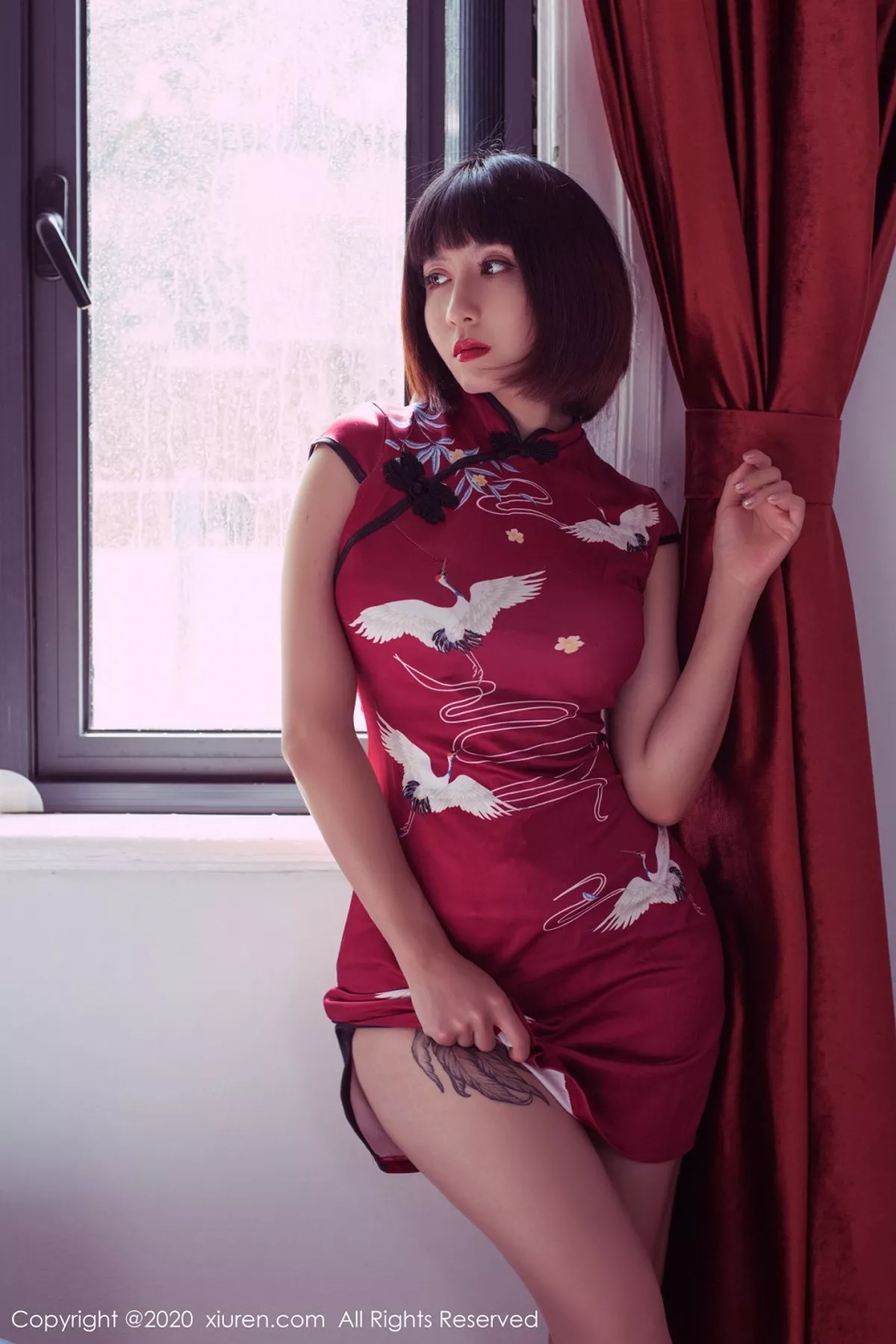 秀人集.com_[XiuRen秀人网]No.2674_大美妞安妮斯朵拉私房红色旗袍露红色内衣秀翘臀撩人诱惑写真63P
