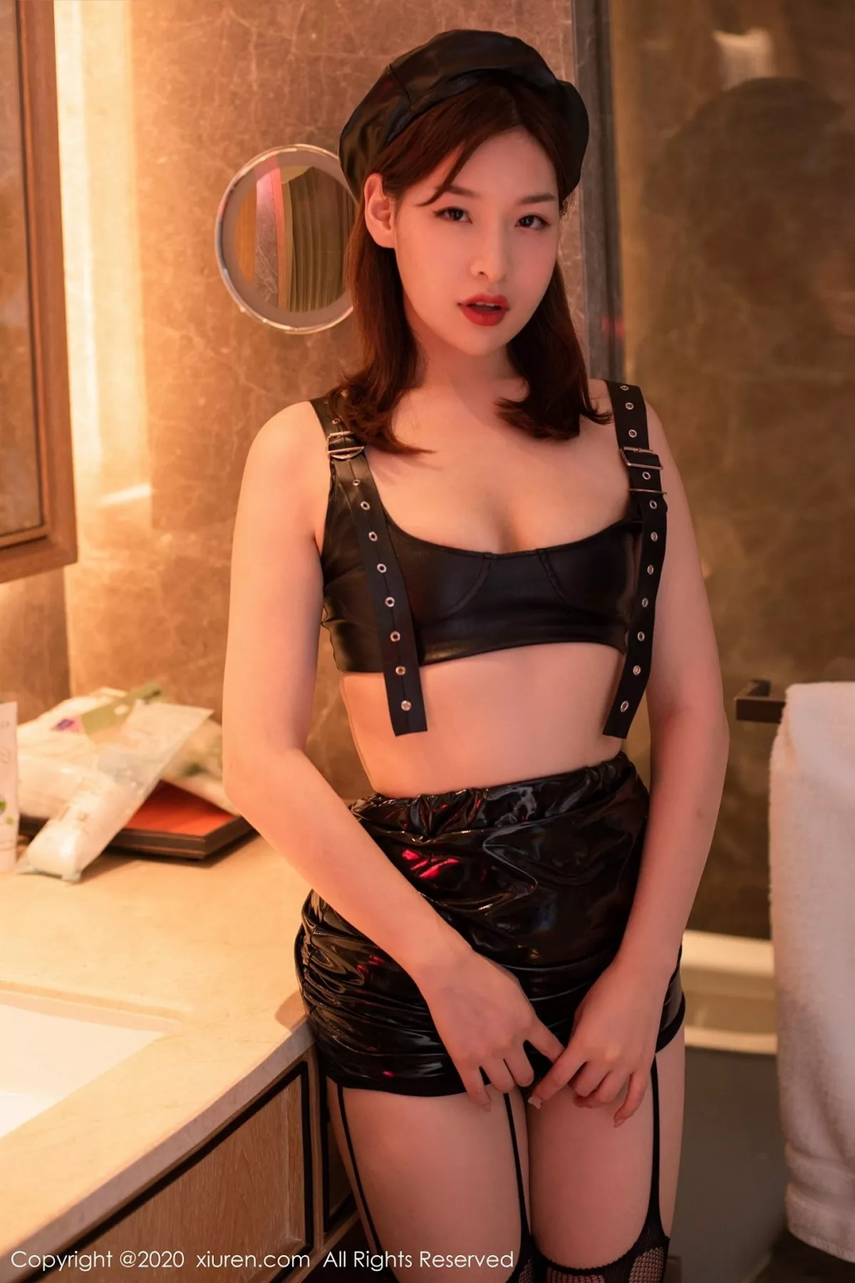 秀人集.com_[XiuRen秀人网]No.2639_嫩模范小宣fancy成都旅拍化妆间黑色内衣配吊带黑丝诱惑写真62P