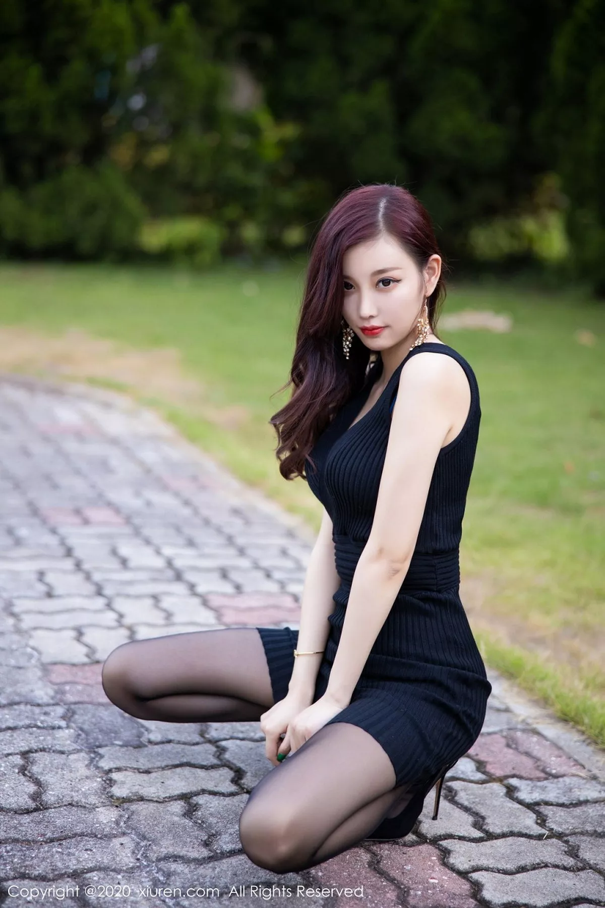 秀人集.com_[XiuRen秀人网]No.2648_女神杨晨晨sugar室外松林拍摄主题黑色吊裙配黑丝裤袜诱惑写真76P