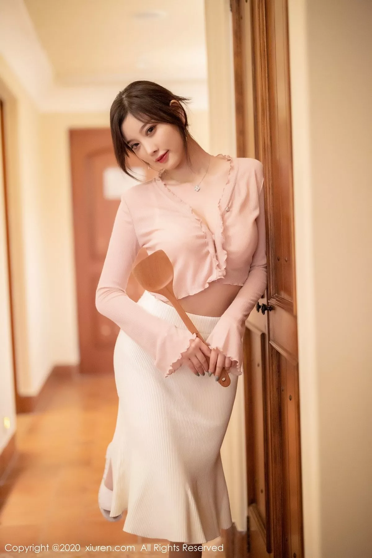 秀人集.com_[XiuRen秀人网]No.2905_女神杨晨晨sugar居家私房娇妻主题粉色内衣秀完美身材诱惑写真70P