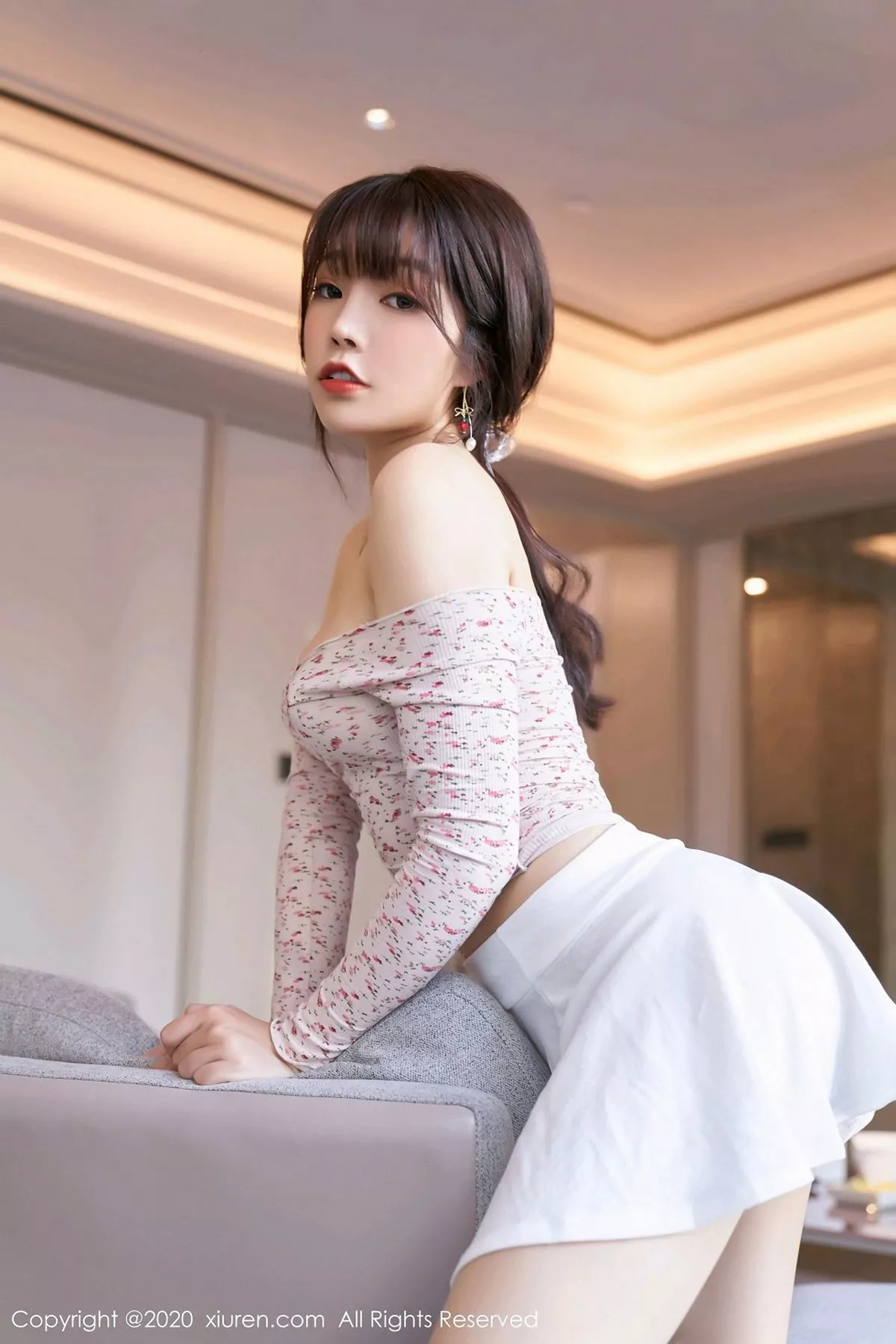 秀人集.com_[XiuRen秀人网]No.2949_女神芝芝Booty私房草莓服饰配超薄肉丝裤袜秀完美身材诱惑写真83P