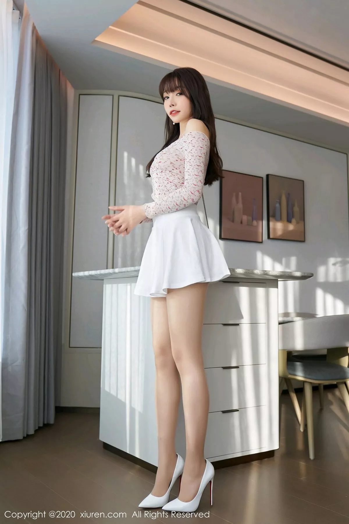 秀人集.com_[XiuRen秀人网]No.2949_女神芝芝Booty私房草莓服饰配超薄肉丝裤袜秀完美身材诱惑写真83P