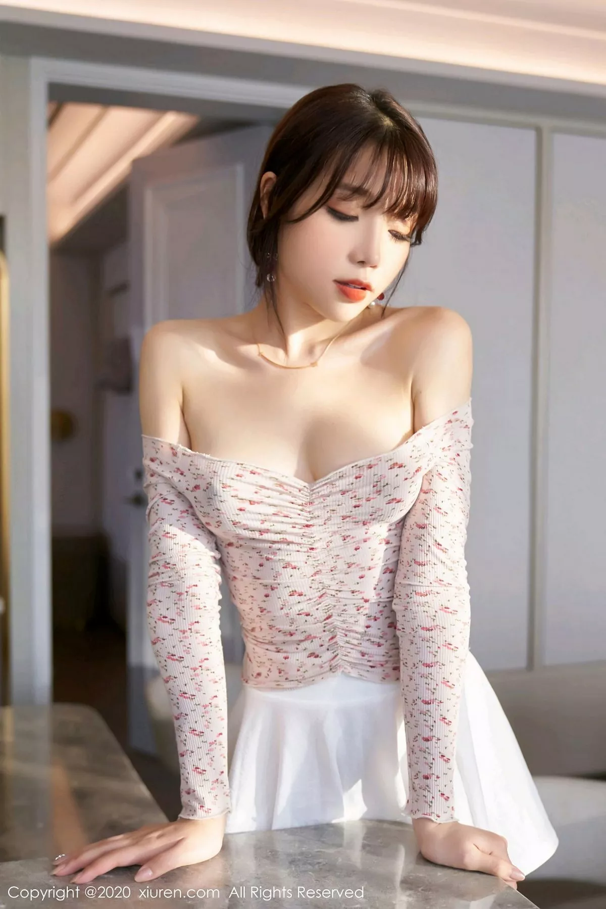 秀人集.com_[XiuRen秀人网]No.2949_女神芝芝Booty私房草莓服饰配超薄肉丝裤袜秀完美身材诱惑写真83P