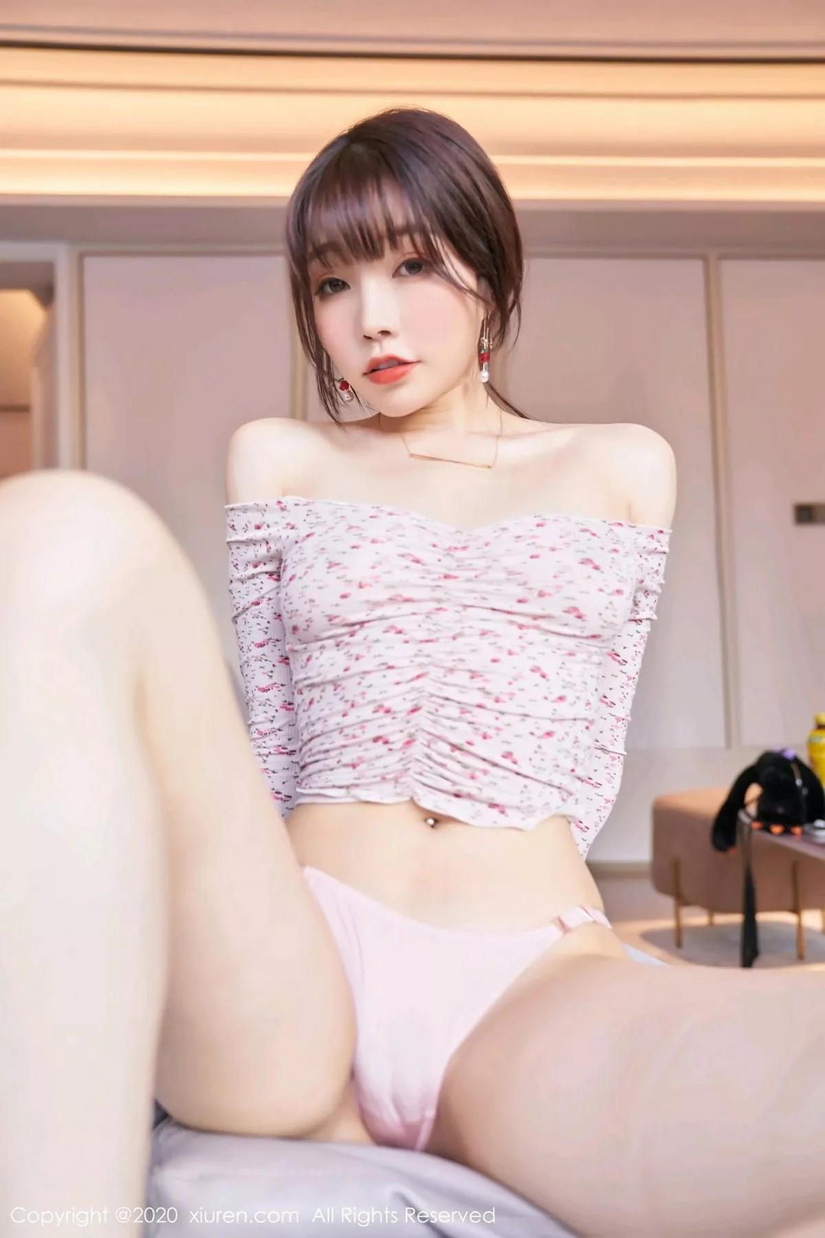 秀人集.com_[XiuRen秀人网]No.2949_女神芝芝Booty私房草莓服饰配超薄肉丝裤袜秀完美身材诱惑写真83P