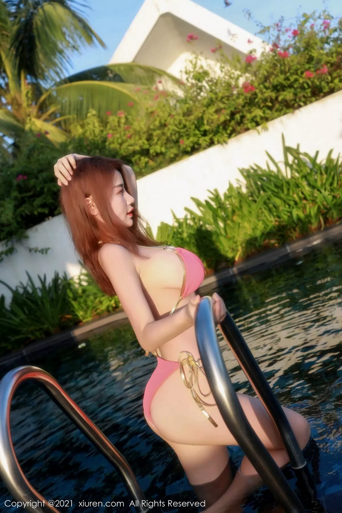 秀人集.com_[XiuRen秀人网]No.2972_嫩模美七Mia三亚旅拍室外泳池红色泳衣半脱露傲人豪乳诱惑写真40P