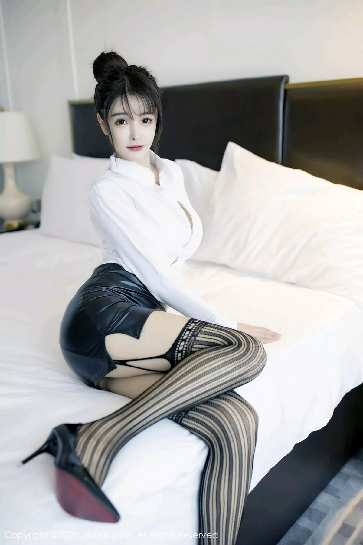 秀人集.com_[XiuRen秀人网]No.2976_嫩模南初妹妹经典秘书职业装主题白衬衣配黑短裙秀美腿诱惑写真53P