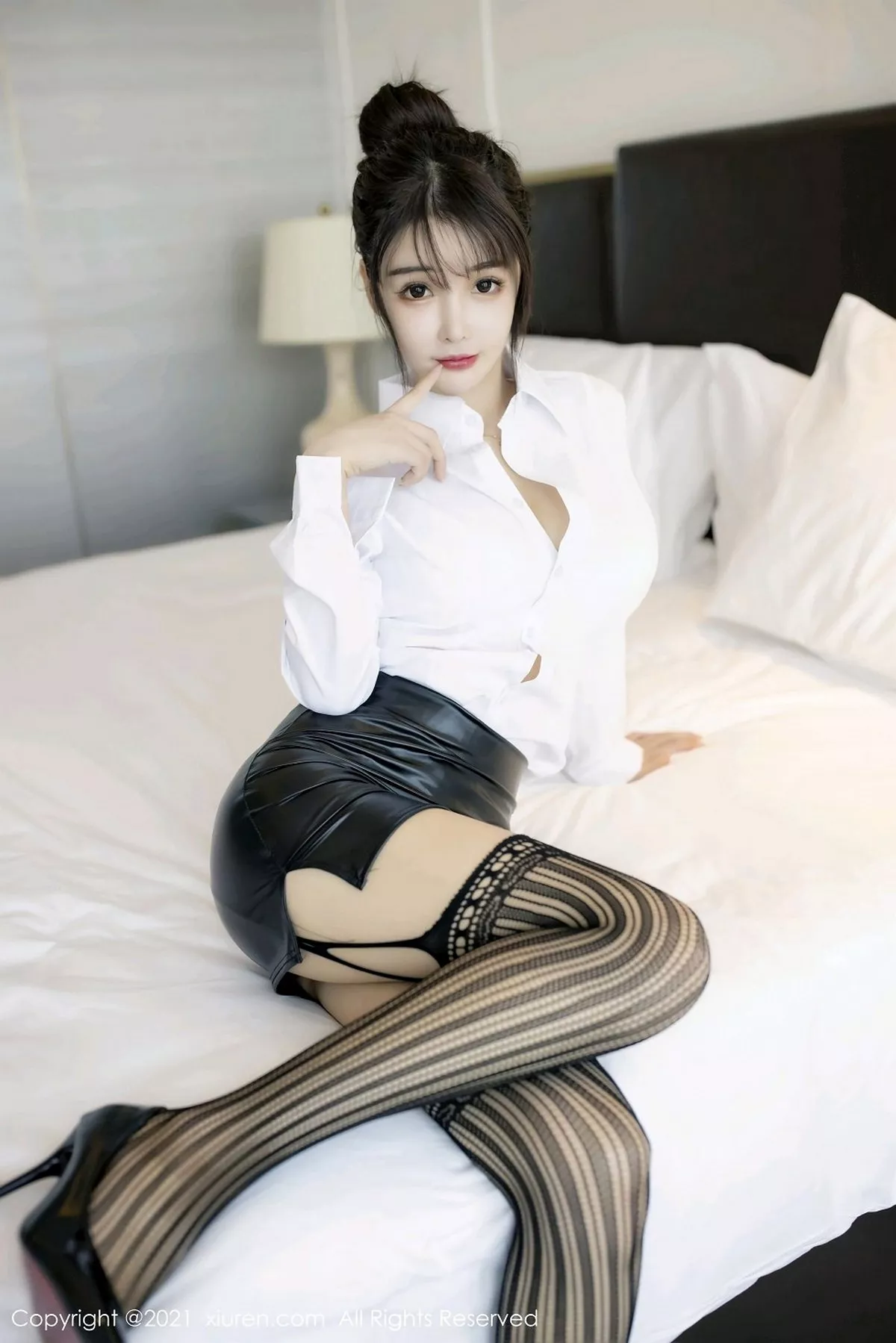 秀人集.com_[XiuRen秀人网]No.2976_嫩模南初妹妹经典秘书职业装主题白衬衣配黑短裙秀美腿诱惑写真53P