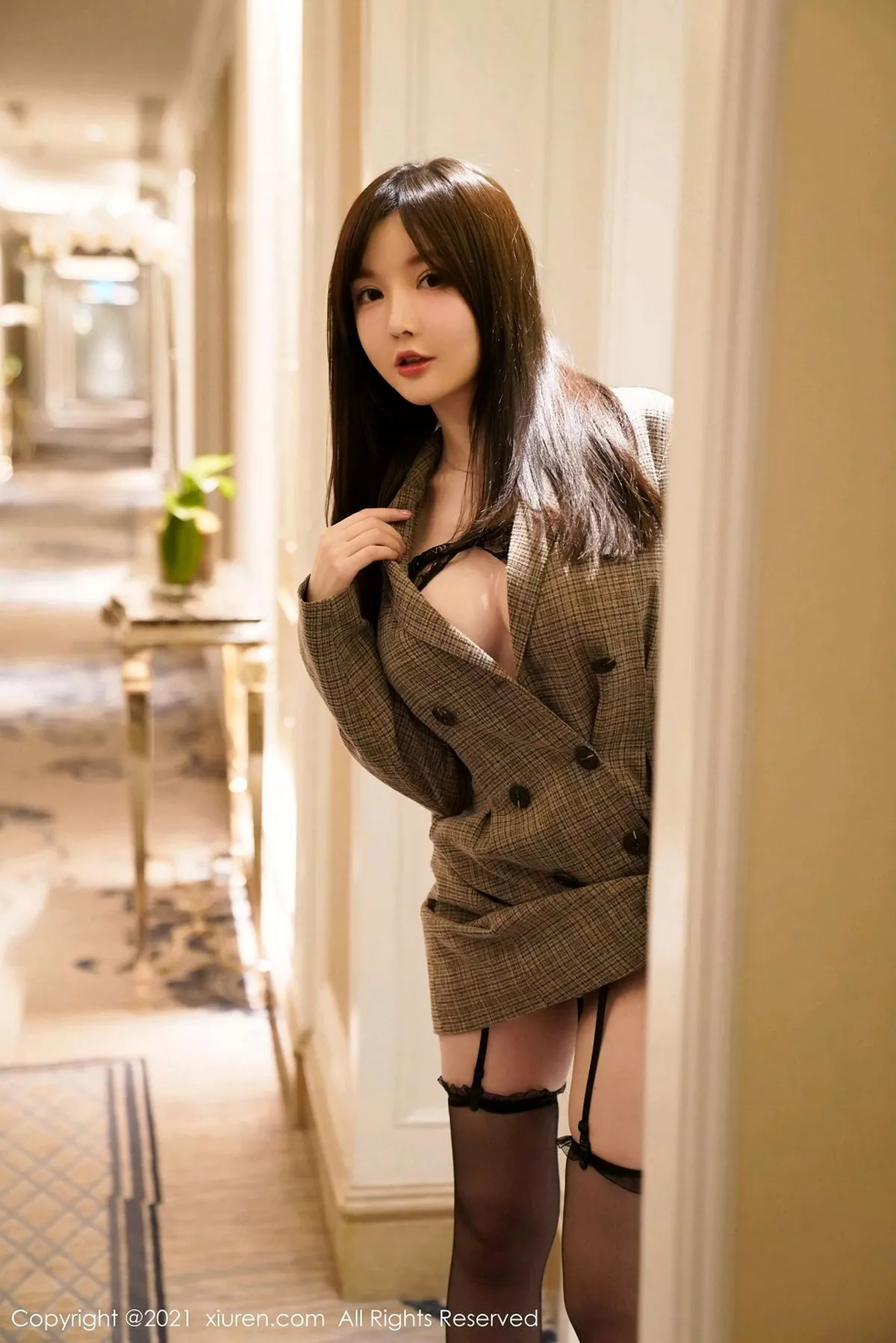 秀人集.com_[XiuRen秀人网]No.2977_女神糯美子Mini澳门旅拍尾随剧情主题黑色情趣内衣秀巨乳诱惑写真62P