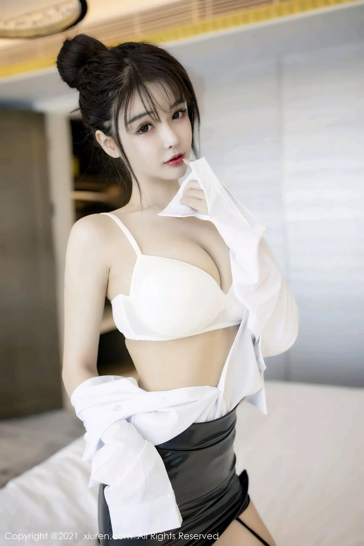 秀人集.com_[XiuRen秀人网]No.2976_嫩模南初妹妹经典秘书职业装主题白衬衣配黑短裙秀美腿诱惑写真53P