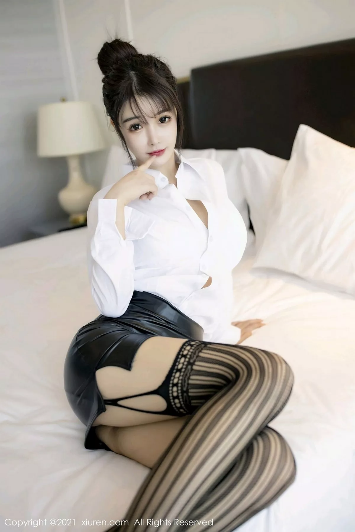 秀人集.com_[XiuRen秀人网]No.2976_嫩模南初妹妹经典秘书职业装主题白衬衣配黑短裙秀美腿诱惑写真53P