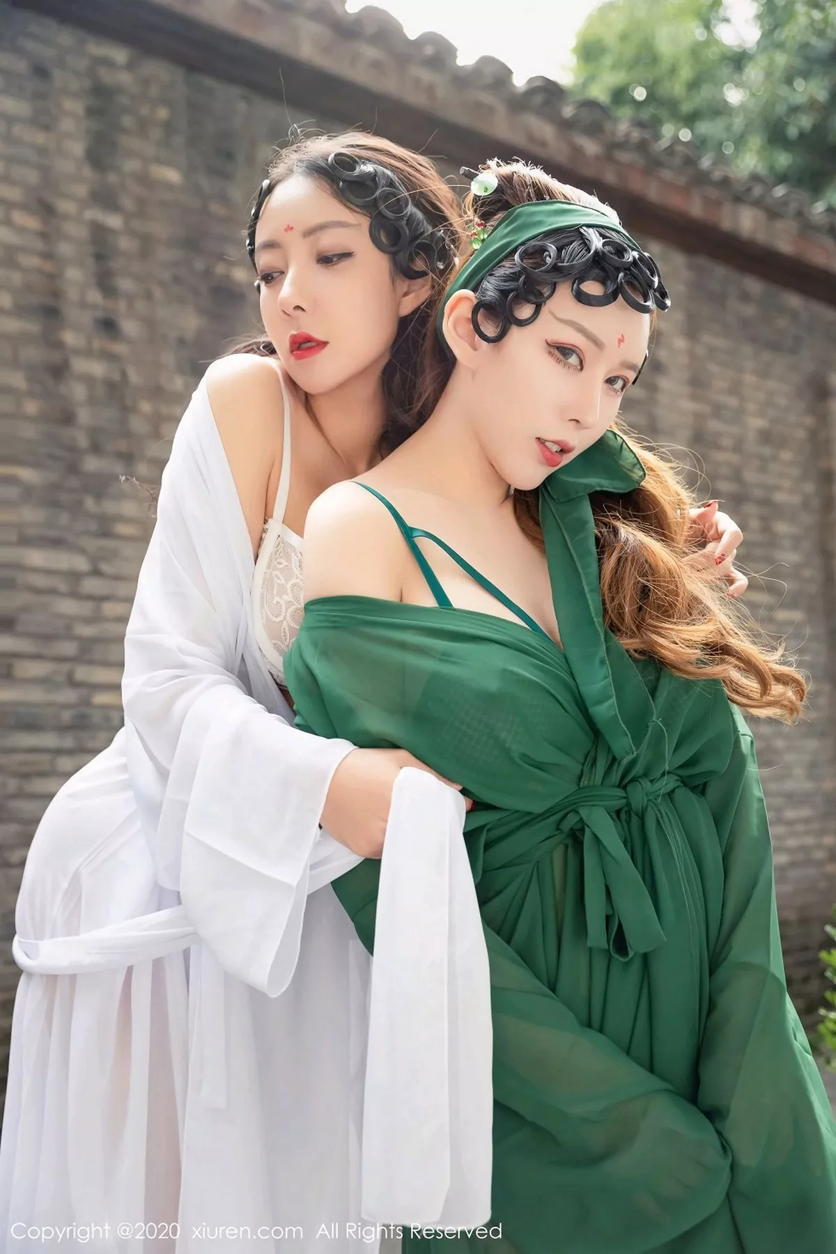 秀人集.com_[XiuRen秀人网]No.2913_女神尤妮丝＆果儿Victoria演绎青白蛇主题私房内衣诱惑写真57P