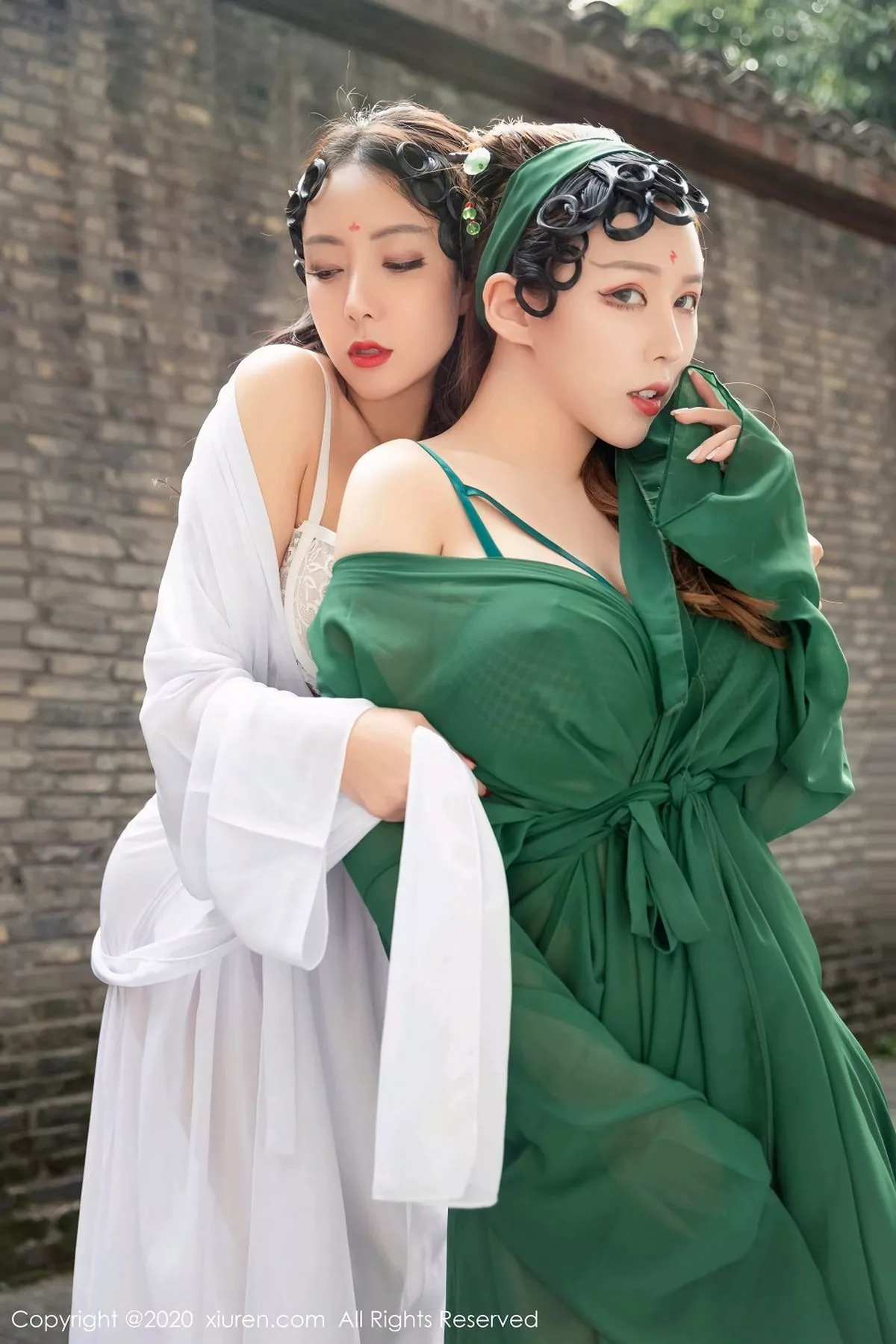 秀人集.com_[XiuRen秀人网]No.2913_女神尤妮丝＆果儿Victoria演绎青白蛇主题私房内衣诱惑写真57P