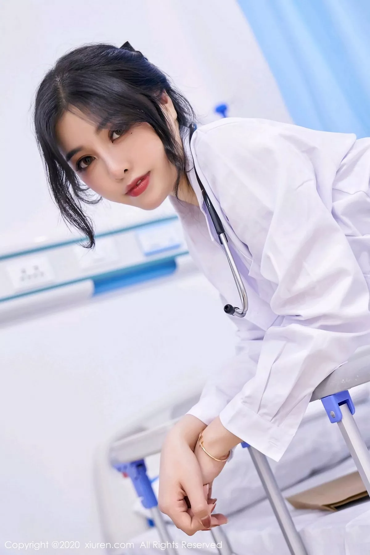 秀人集.com_[XiuRen秀人网]No.2925_嫩模韩静安护士职业装主题床上开档黑丝裤袜秀翘臀诱惑写真56P