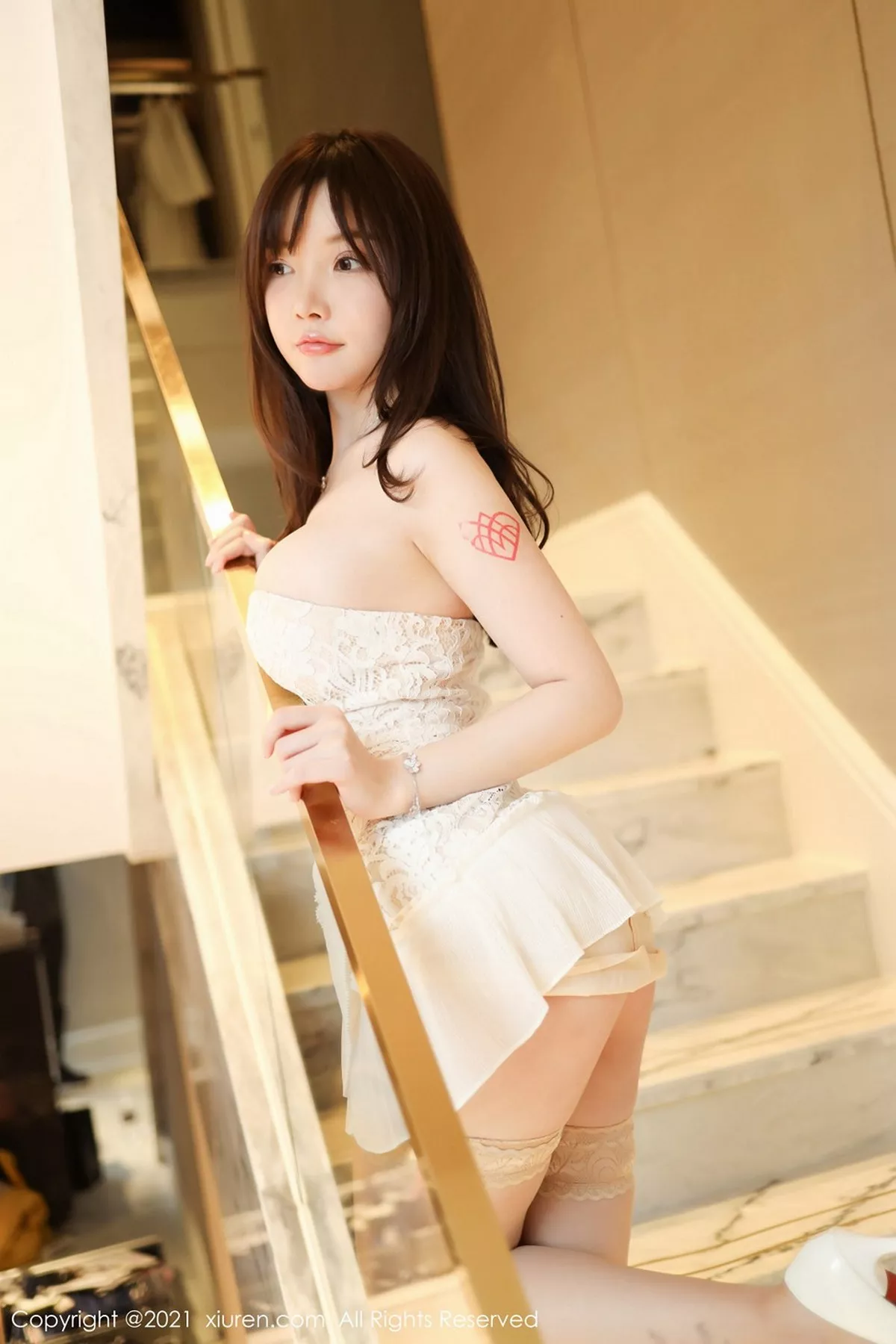 秀人集.com_[XiuRen秀人网]No.3033_女神糯美子Mini楼梯间低胸白色连衣裙半撩露豪乳翘臀诱惑写真66P