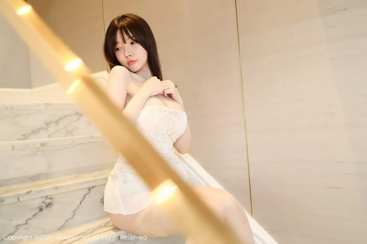秀人集.com_[XiuRen秀人网]No.3033_女神糯美子Mini楼梯间低胸白色连衣裙半撩露豪乳翘臀诱惑写真66P