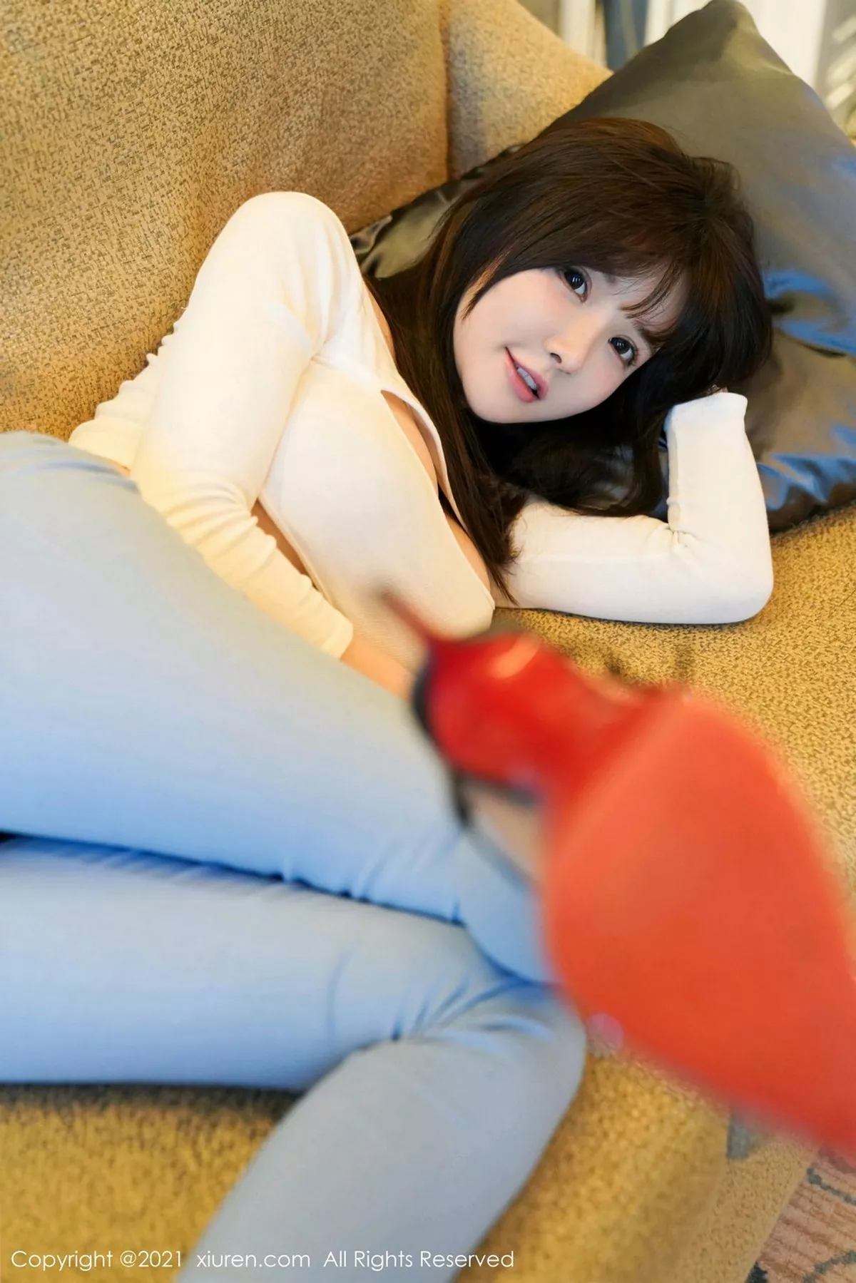 秀人集.com_[XiuRen秀人网]No.3055_女神糯美子Mini澳门旅拍拉链式紧身牛仔裤露丁字裤秀翘臀诱惑写真43P