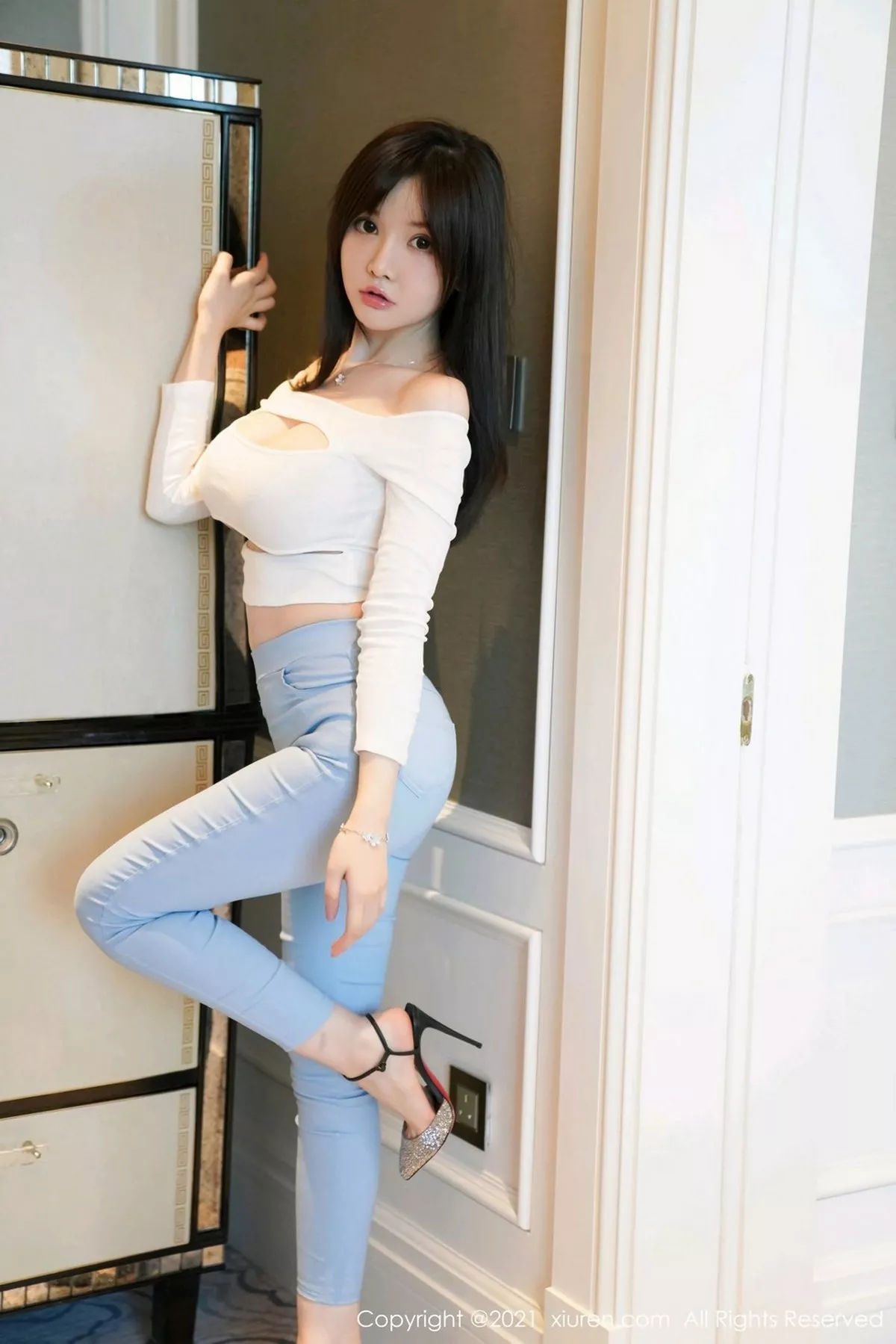 秀人集.com_[XiuRen秀人网]No.3055_女神糯美子Mini澳门旅拍拉链式紧身牛仔裤露丁字裤秀翘臀诱惑写真43P