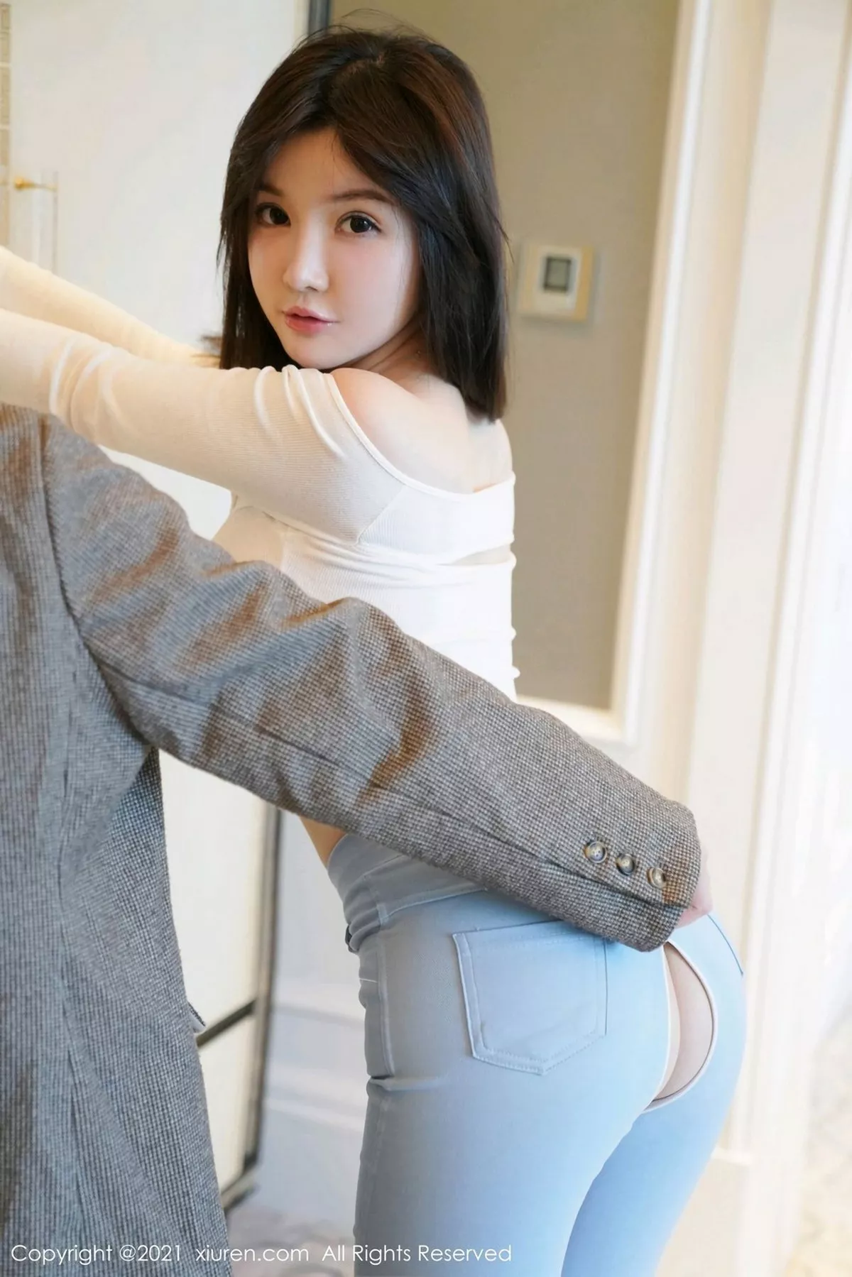 秀人集.com_[XiuRen秀人网]No.3055_女神糯美子Mini澳门旅拍拉链式紧身牛仔裤露丁字裤秀翘臀诱惑写真43P