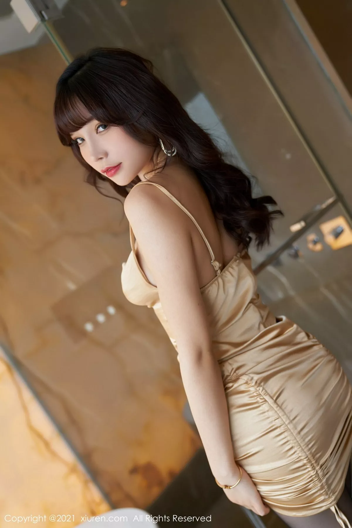 秀人集.com_[XiuRen秀人网]No.3089_女神芝芝Booty私房浴室香槟色吊裙配无内黑丝裤袜秀翘臀诱惑写真83P
