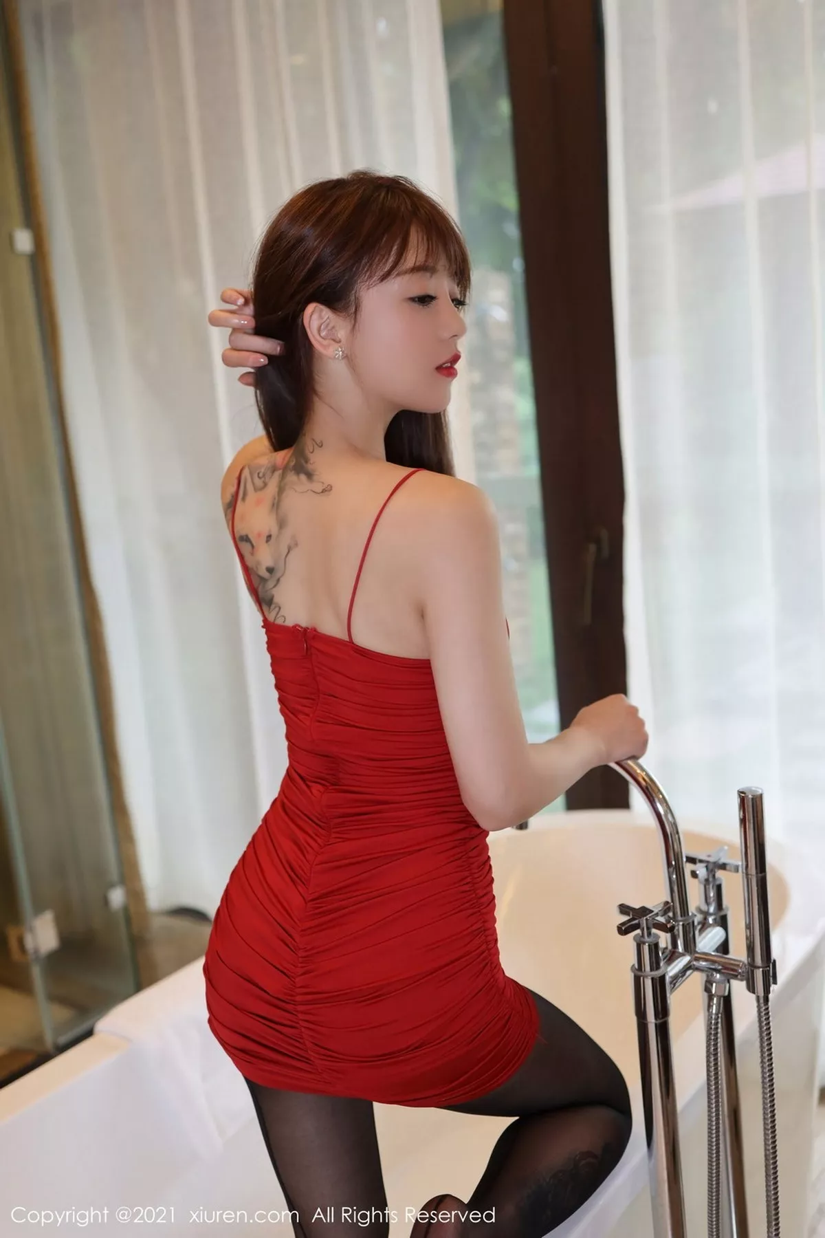 秀人集.com_[XiuRen秀人网]No.3019_嫩模佘贝拉bella广州旅拍红色吊裙配开档黑丝裤袜完美诱惑写真54P