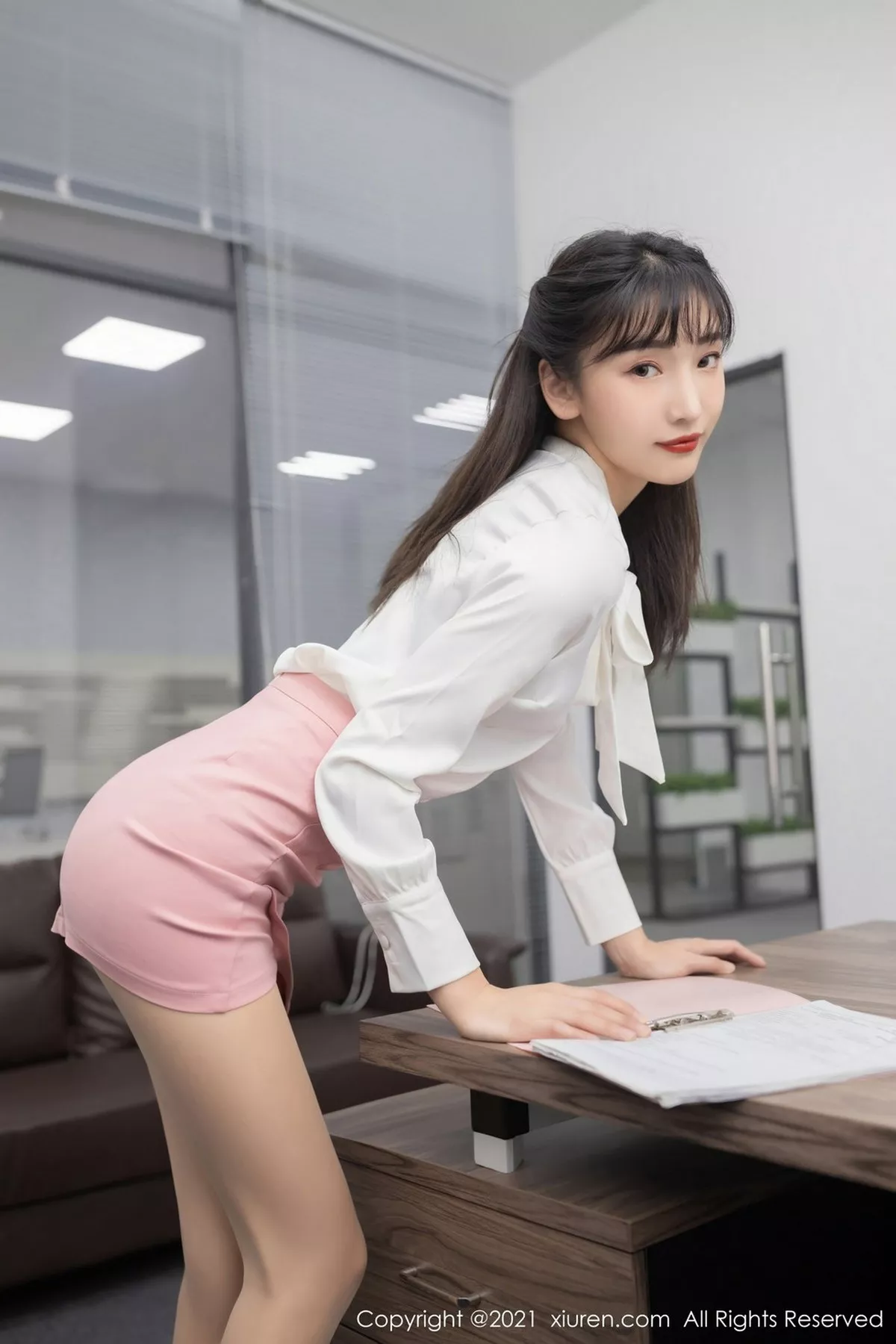 秀人集.com_[XiuRen秀人网]No.3030_嫩模陆萱萱三亚旅拍办公室主题开档肉丝裤袜秀翘臀诱惑写真63P