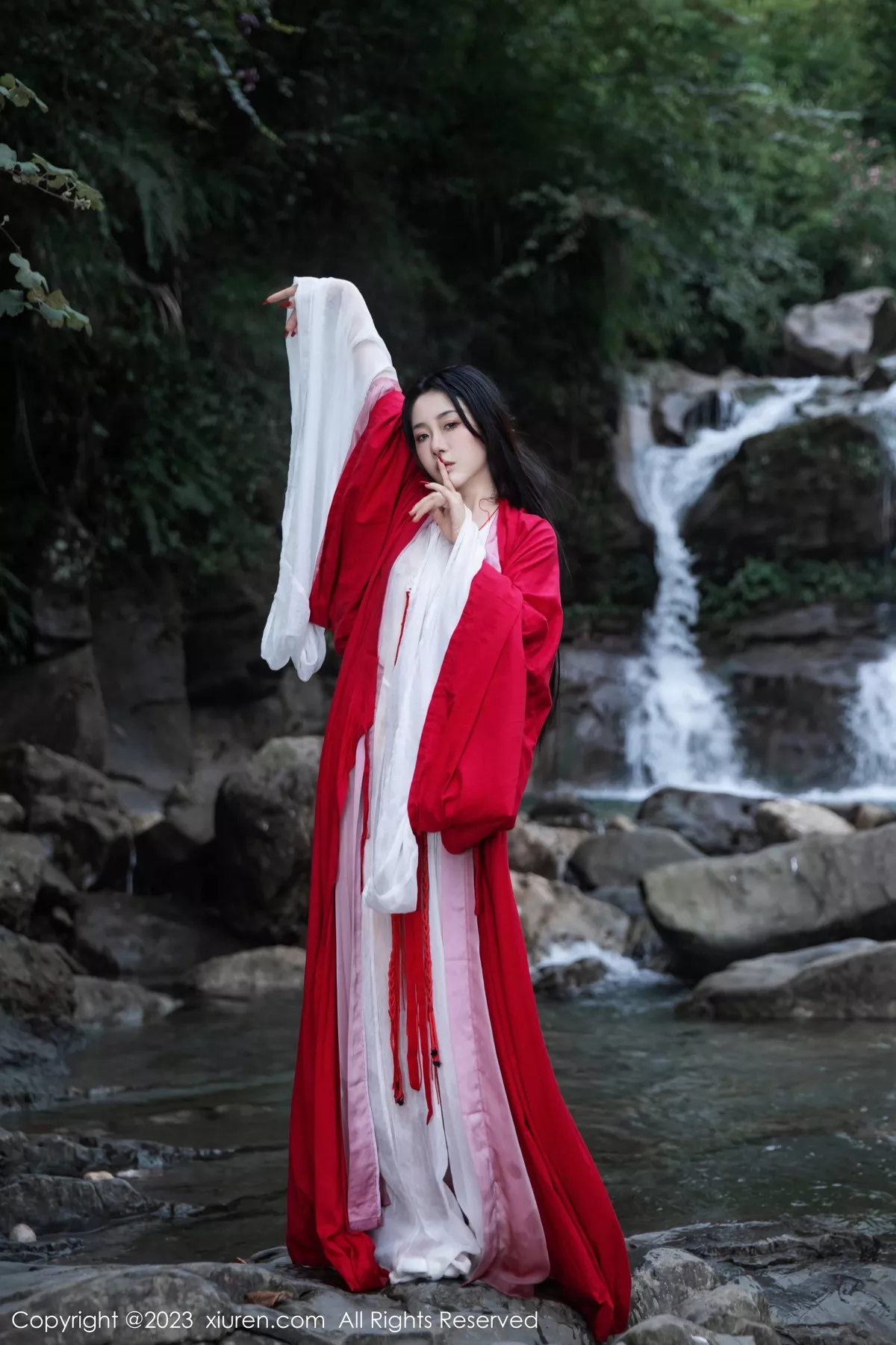 图片[2]-[XiuRen秀人网]第7295期严利娅写真-秀人集